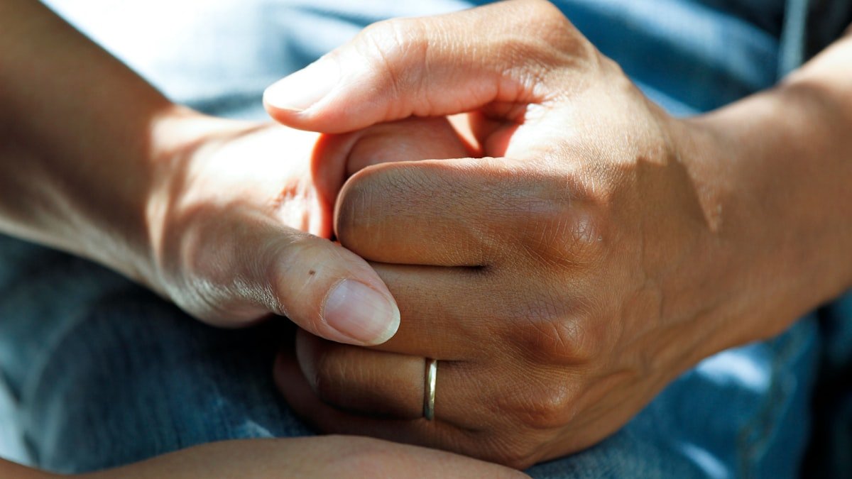 Aidants & seniors : quand prendre soin de ses parents devient une charge invisible