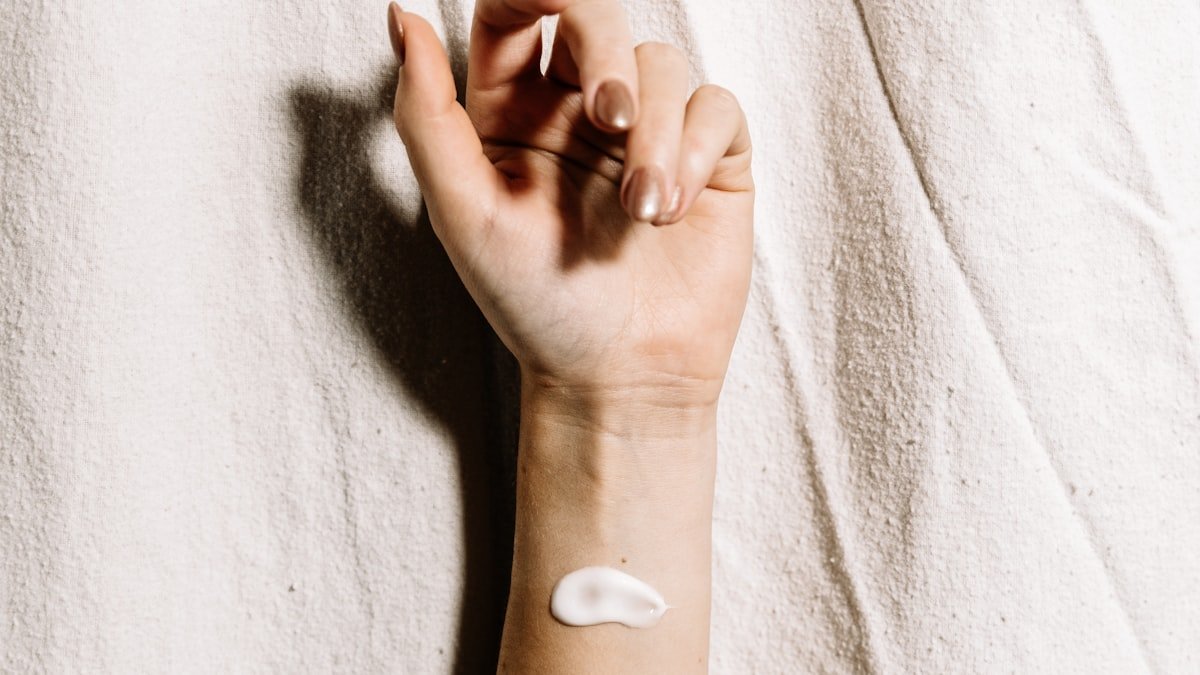 Dans quel ordre appliquer ses soins visage : le layering beauté expliqué en douceur