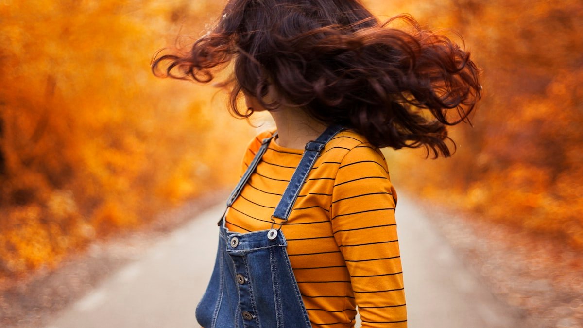 La salopette en jean : la pièce décontractée qui revient, comment la porter avec allure