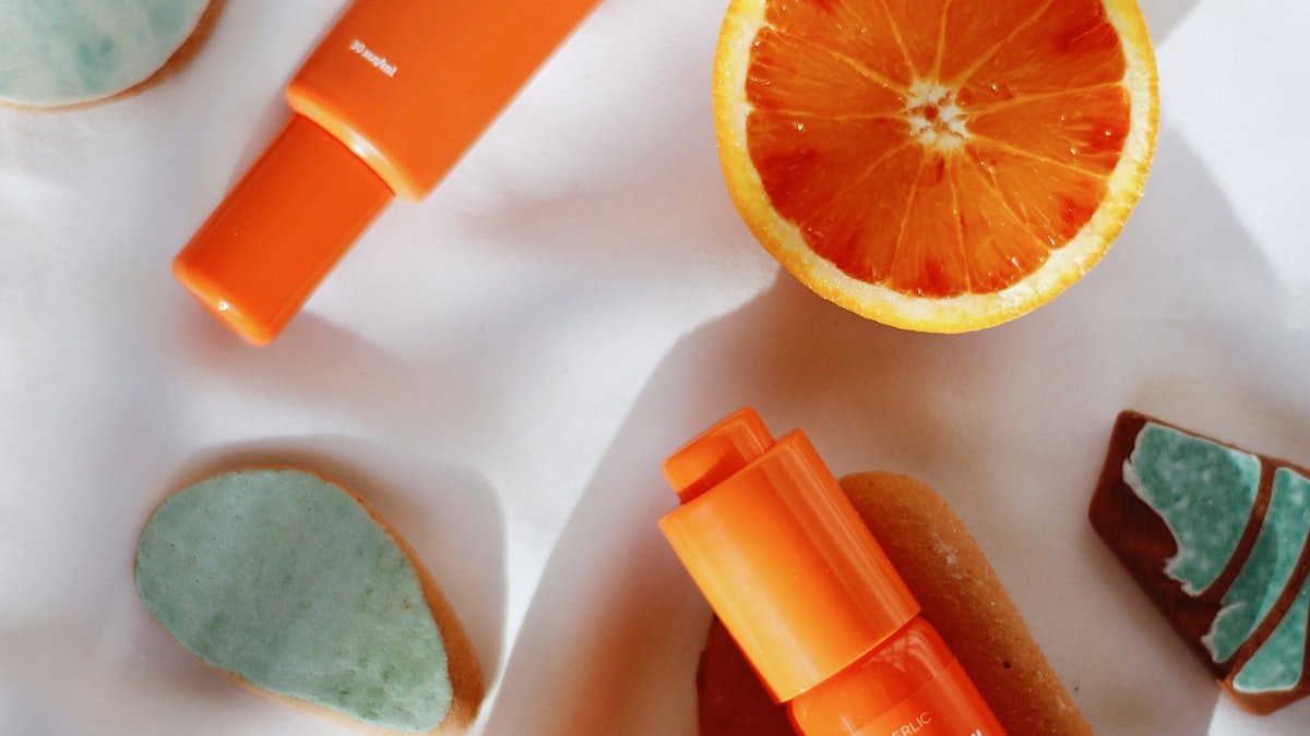 La vitamine C dans les soins de la peau : ce qu&rsquo;elle fait vraiment, et comment l&rsquo;utiliser sans se tromper