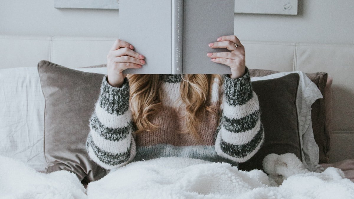 Le roman feel-good : pourquoi ces lectures font tant de bien, et comment choisir le vôtre