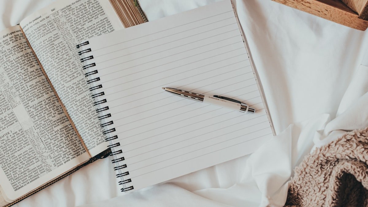 Le journaling : pourquoi écrire quelques lignes chaque jour fait tant de bien (et comment s&rsquo;y mettre)
