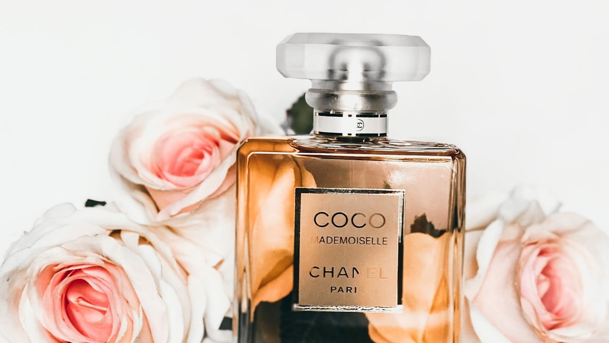 Choisir son parfum et le faire tenir plus longtemps : le guide