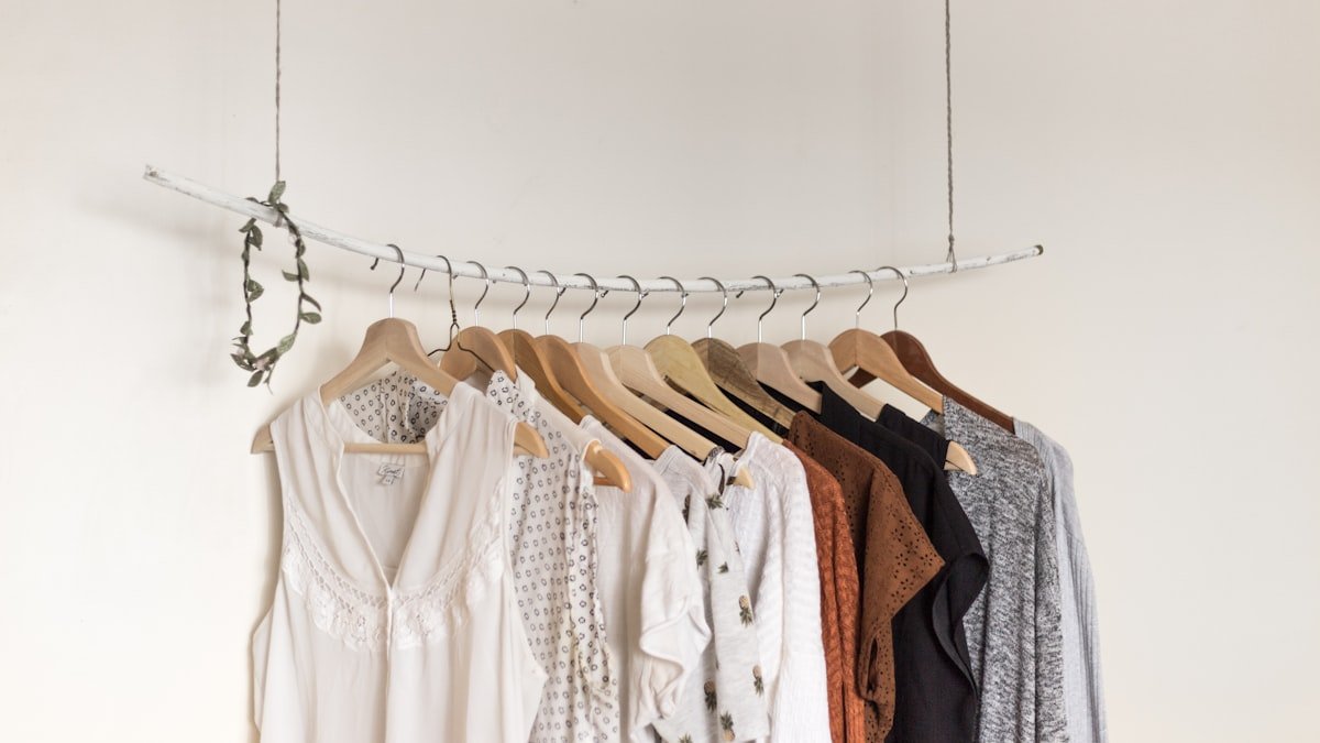 Les teintes neutres : la base d&rsquo;un vestiaire qui simplifie toutes vos tenues