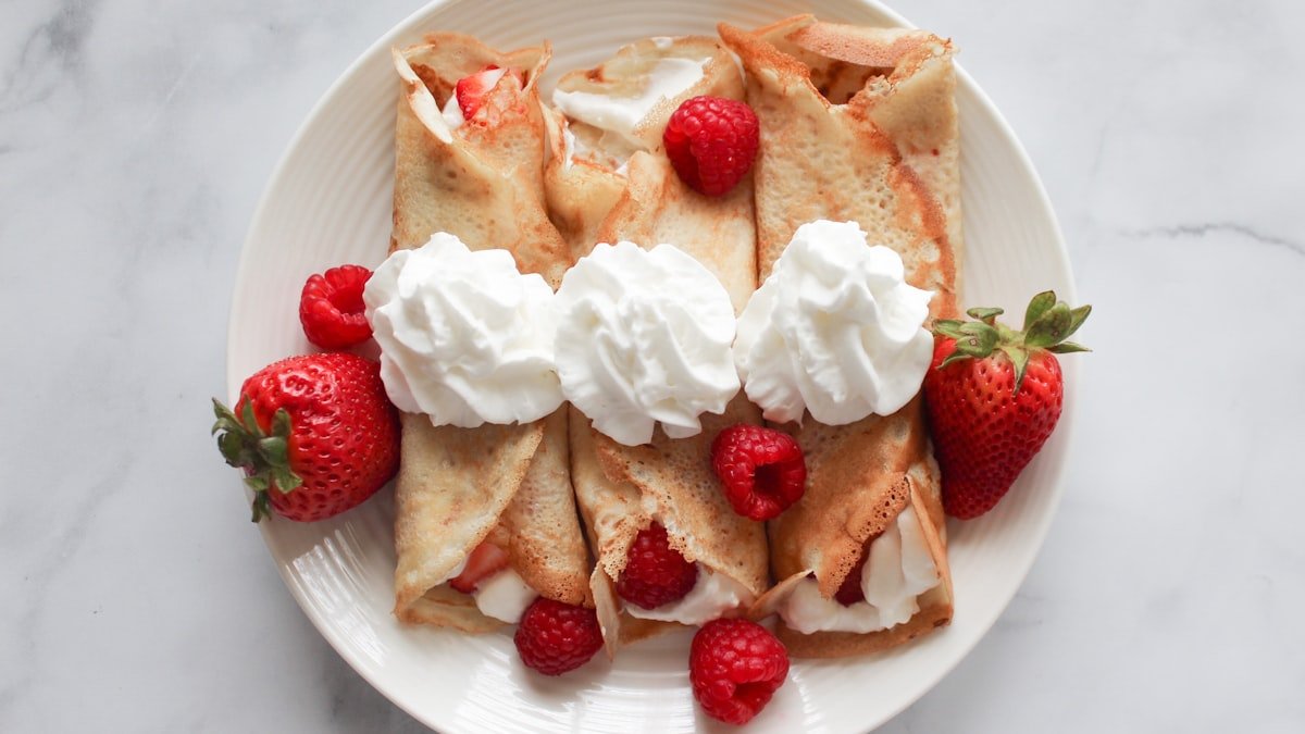 Des crêpes moelleuses aux fruits rouges : la recette facile et les astuces qui changent tout