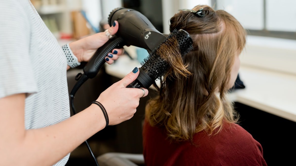 Réussir son brushing à la maison : la méthode pas à pas pour un beau volume