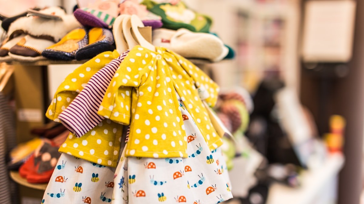 Le trousseau de naissance : bien choisir les premiers vêtements de bébé (et préparer la valise de maternité)