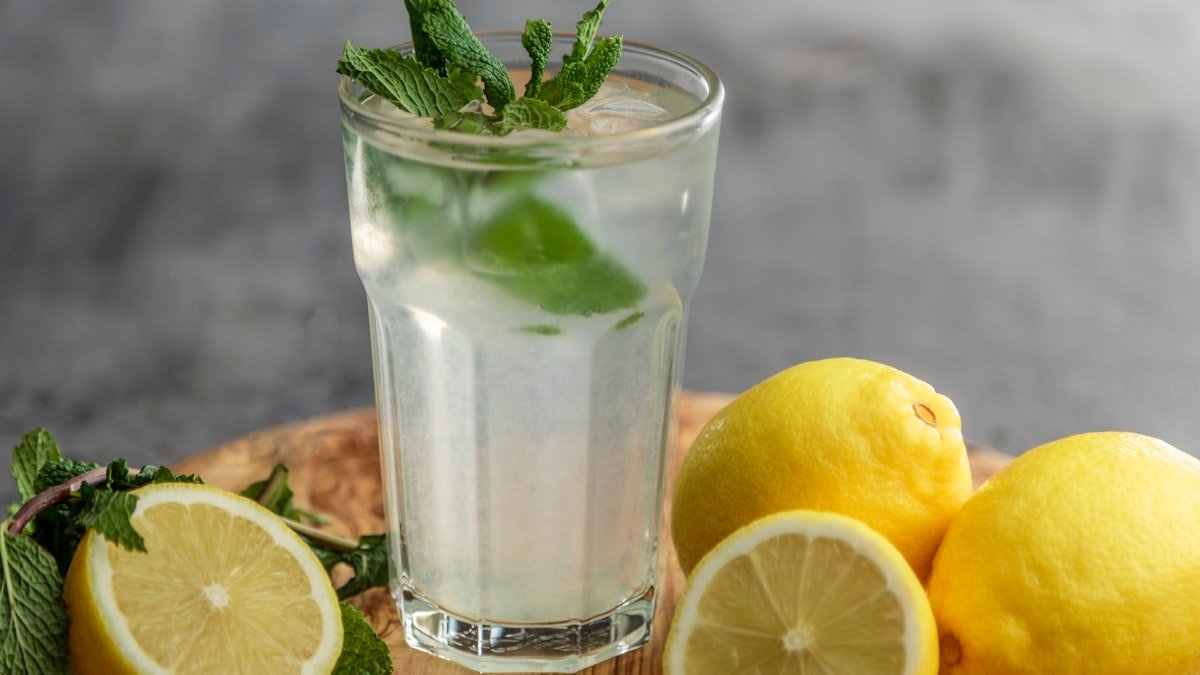 Boissons fraîches maison sans sucre ajouté : eaux aromatisées, infusions glacées et limonades légères