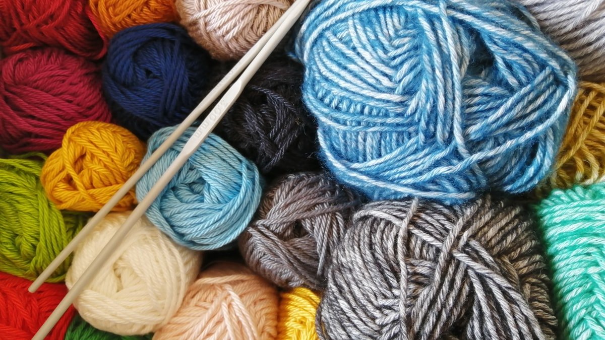 Débuter le tricot : le matériel, les premiers points et un projet facile