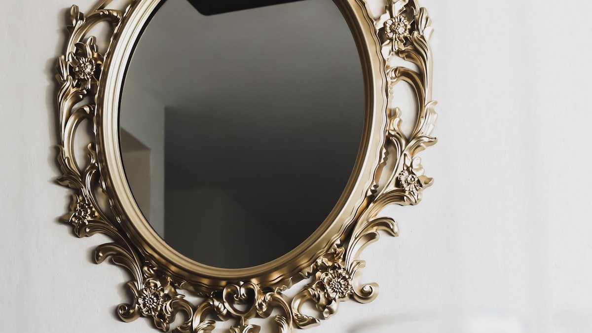 Les miroirs en déco : agrandir, éclairer et donner du caractère à une pièce