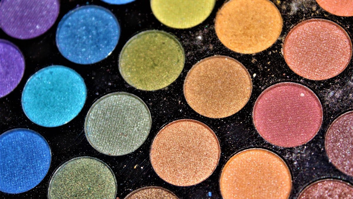 Maquillage des yeux : bien choisir et appliquer fards, crayon et mascara