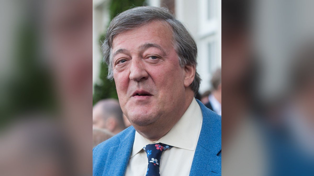 Stephen Fry, à quelques jours de ses 69 ans : l&rsquo;esprit anglais qui a fait de la culture et de la lucidité un art de vivre