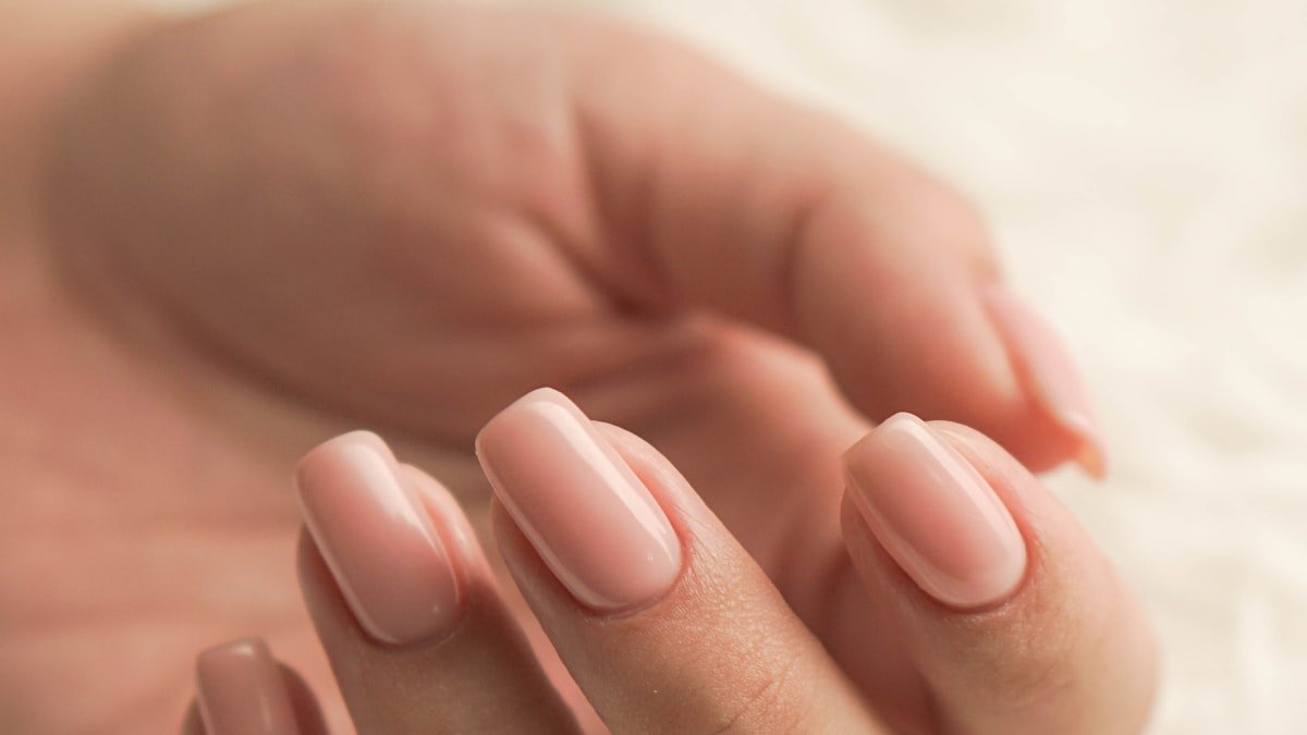 Ongles cassants : comprendre les causes et adopter des soins doux