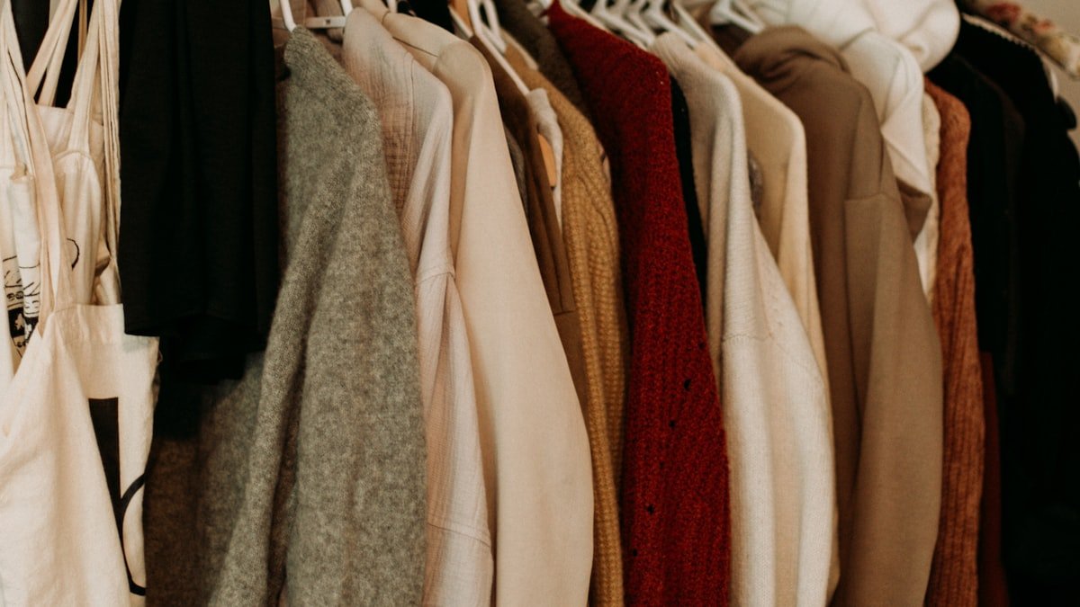 Organiser son dressing au changement de saison : la méthode sereine