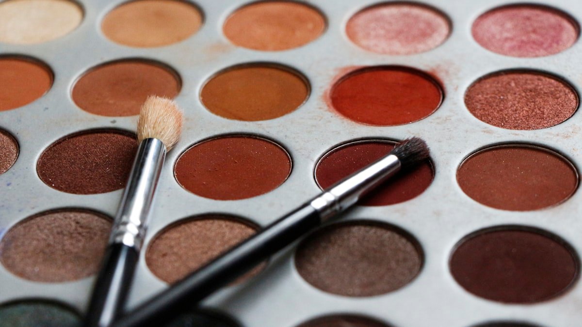 Des sourcils bien dessinés : les structurer, les épaissir et les entretenir au naturel