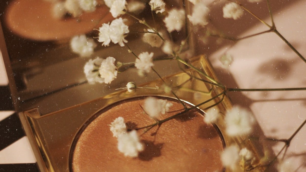 Sublimer son teint après 50 ans : poudre, anticernes et gestes lumière