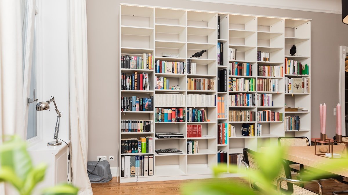 Aménager un coin bibliothèque chez soi : nos idées pour un espace lecture cosy