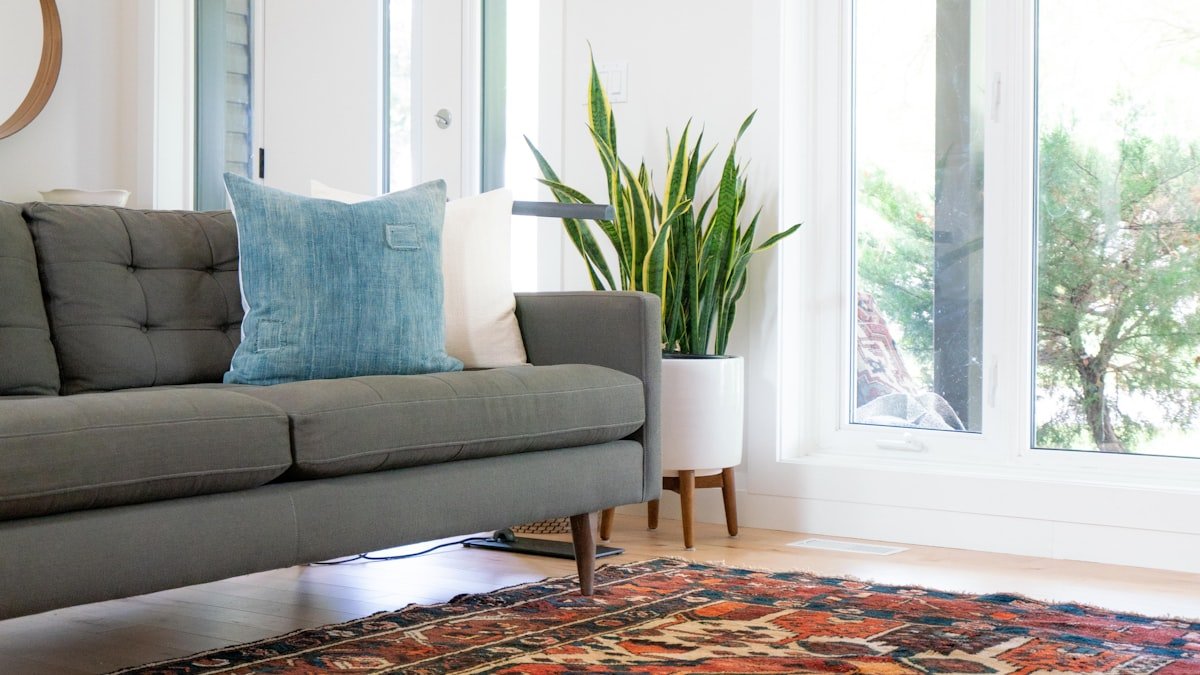 Réchauffer son salon pour l’automne : tapis, plaids et matières douces