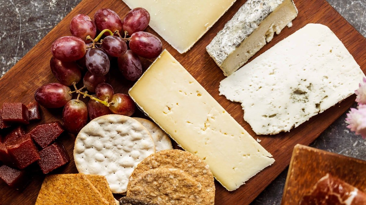 Composer un beau plateau de fromages : sélection, découpe et accords