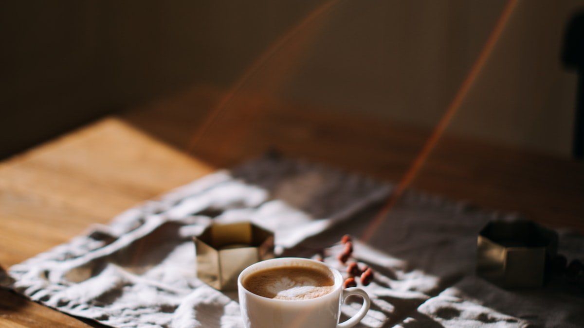 Boissons chaudes réconfortantes : chocolat, chaï et golden latte pour l&rsquo;automne