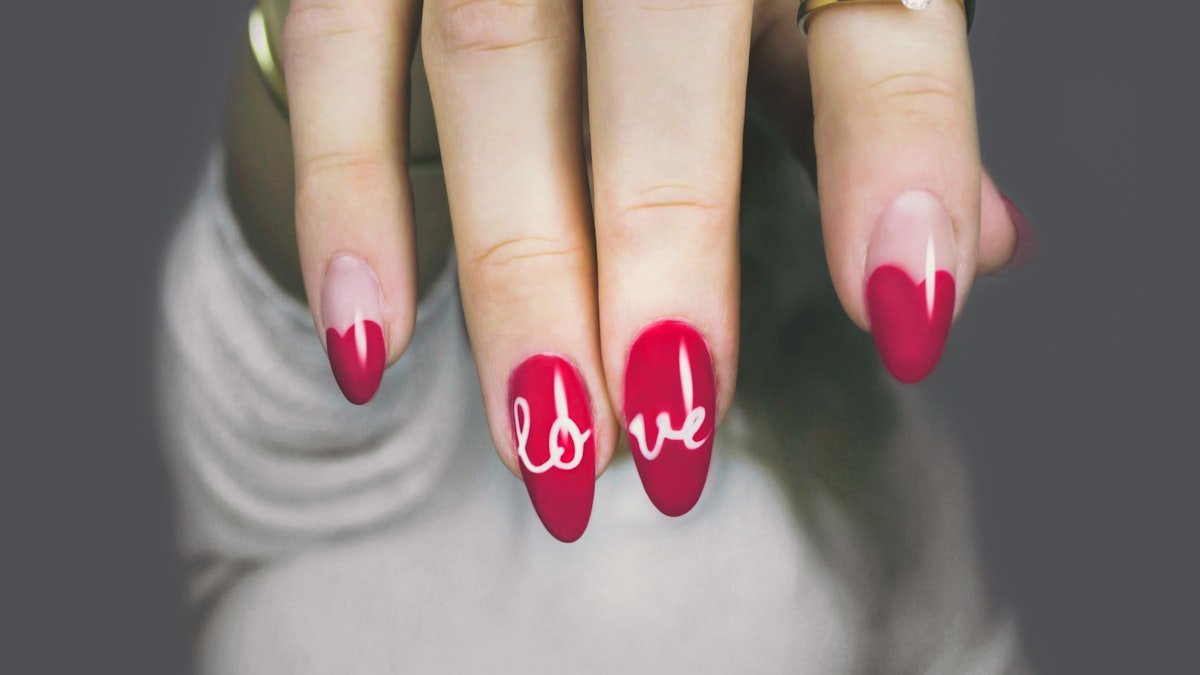 Les couleurs de vernis de l’automne : les teintes tendance et comment les porter