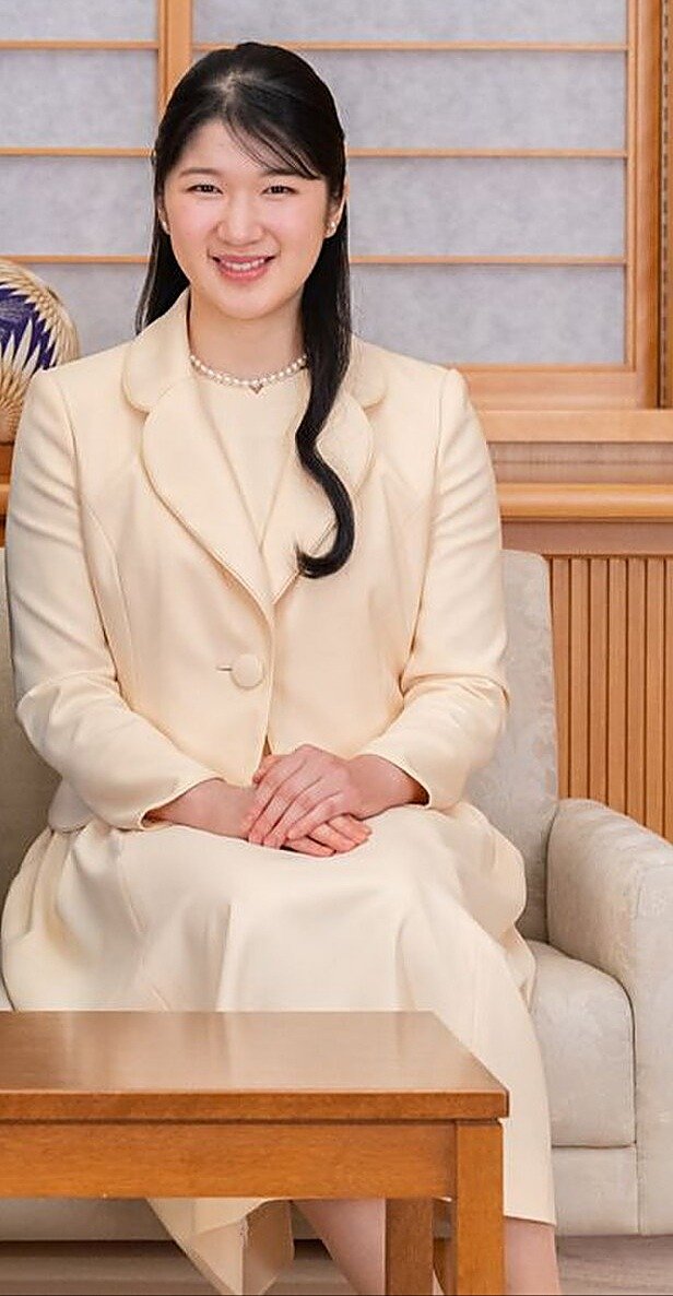 La princesse Aiko du Japon, souriante, en tailleur clair