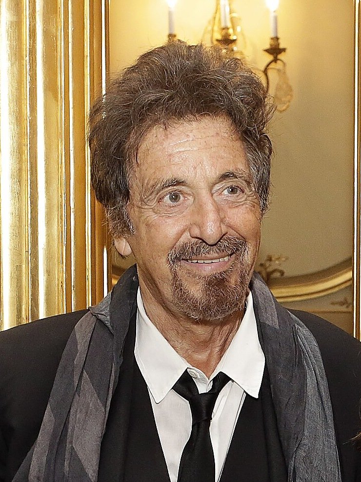 Al Pacino, acteur américain, souriant en costume sombre