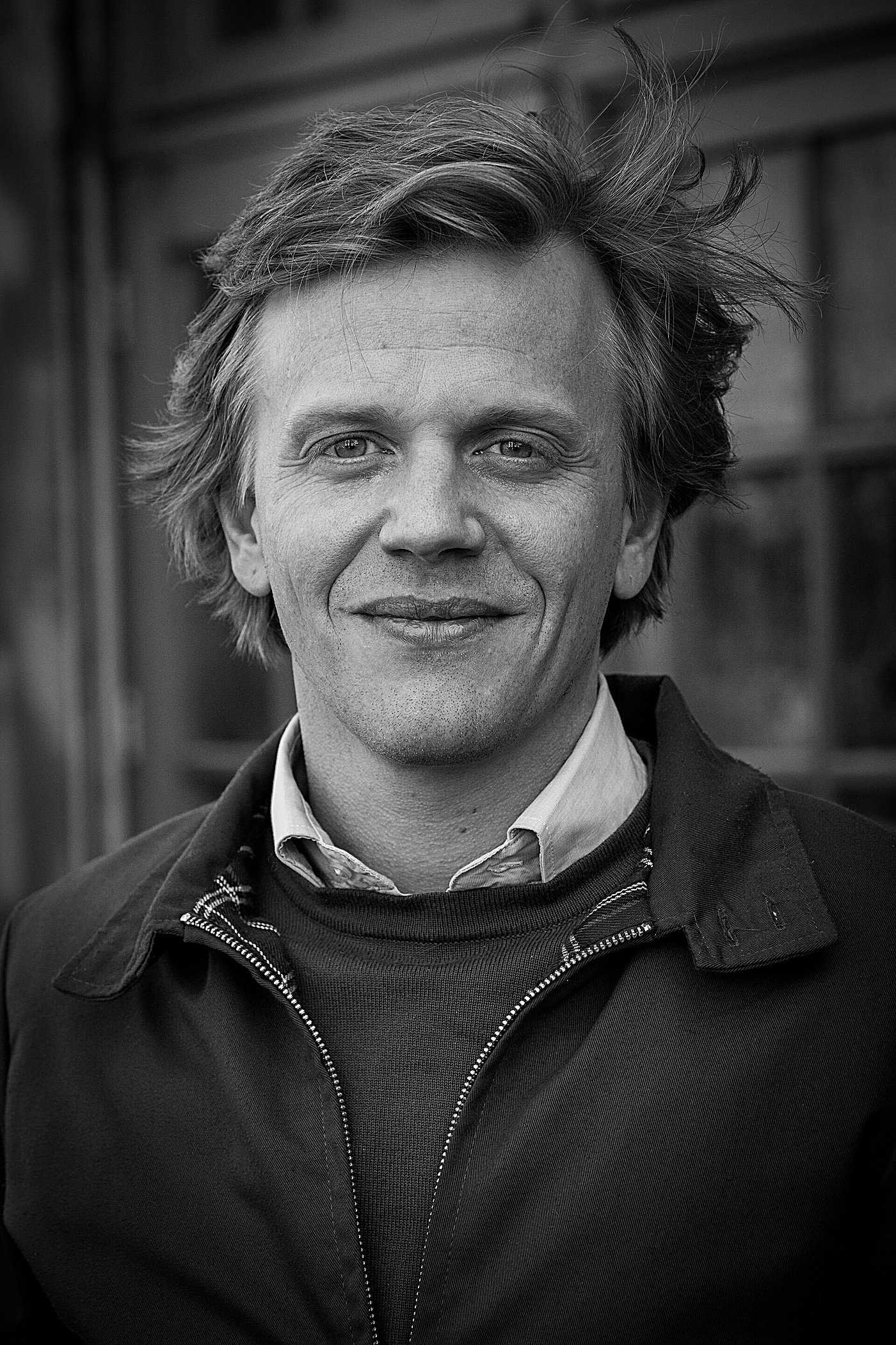 Portrait en noir et blanc d'Alex Lutz, comédien et réalisateur français