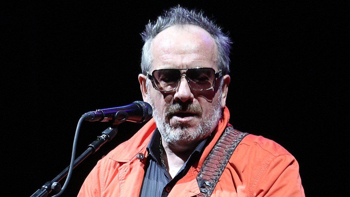 Elvis Costello, à quelques jours de ses 72 ans : l&rsquo;insoumis du rock britannique qui n&rsquo;a jamais cessé de se réinventer