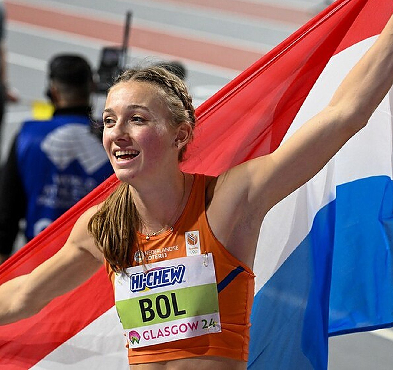 Femke Bol célèbre sa victoire, drapeau néerlandais sur les épaules