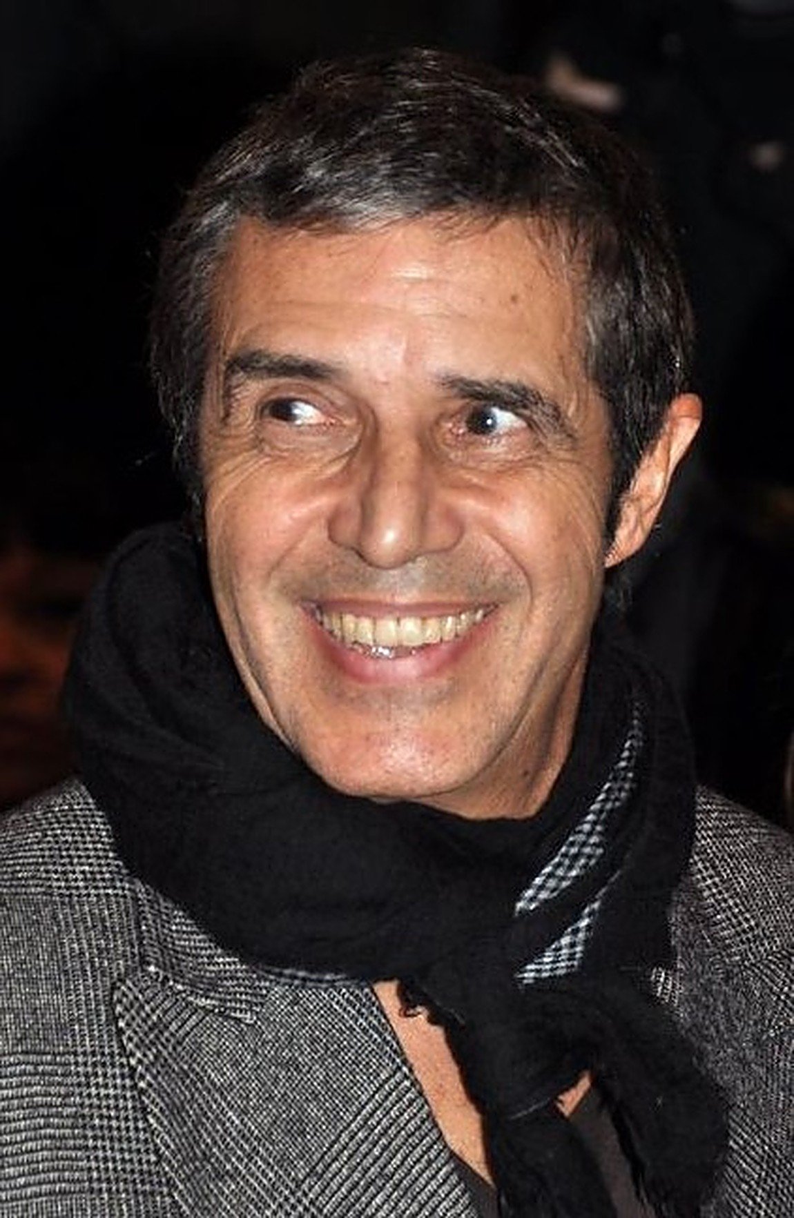 Julien Clerc, sourire chaleureux, lors d'une soirée music-hall