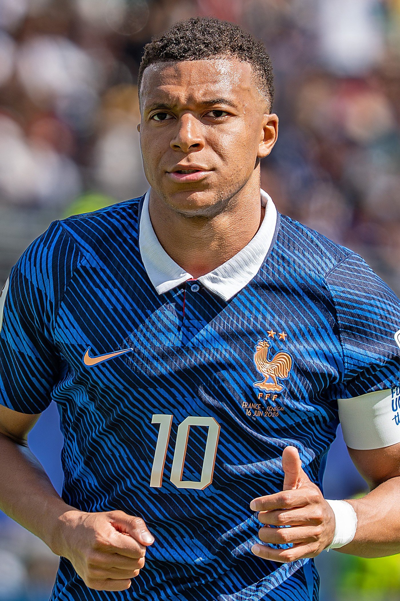 Kylian Mbappé en maillot bleu de l'équipe de France, numéro 10