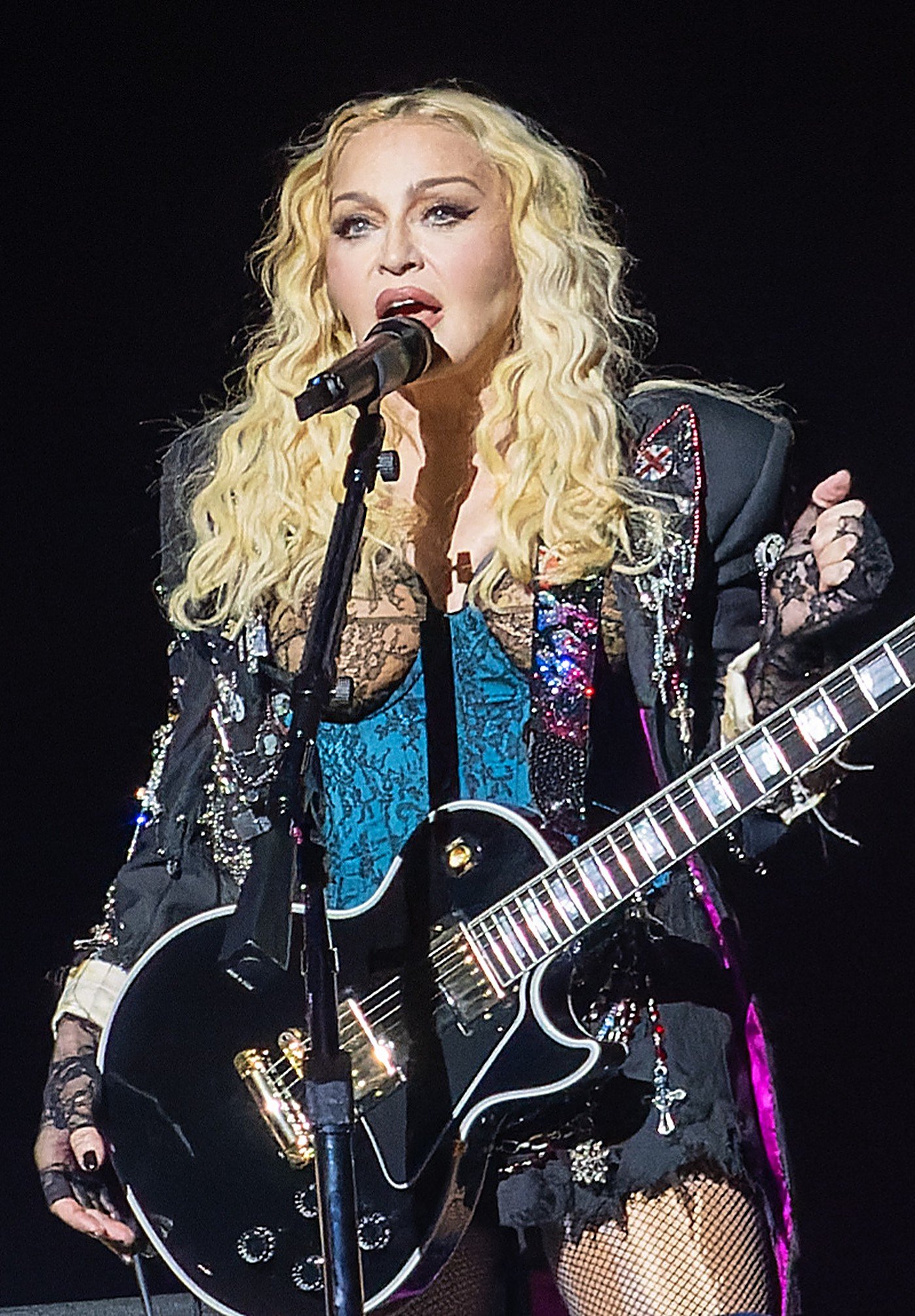 Madonna sur scène, guitare à la main