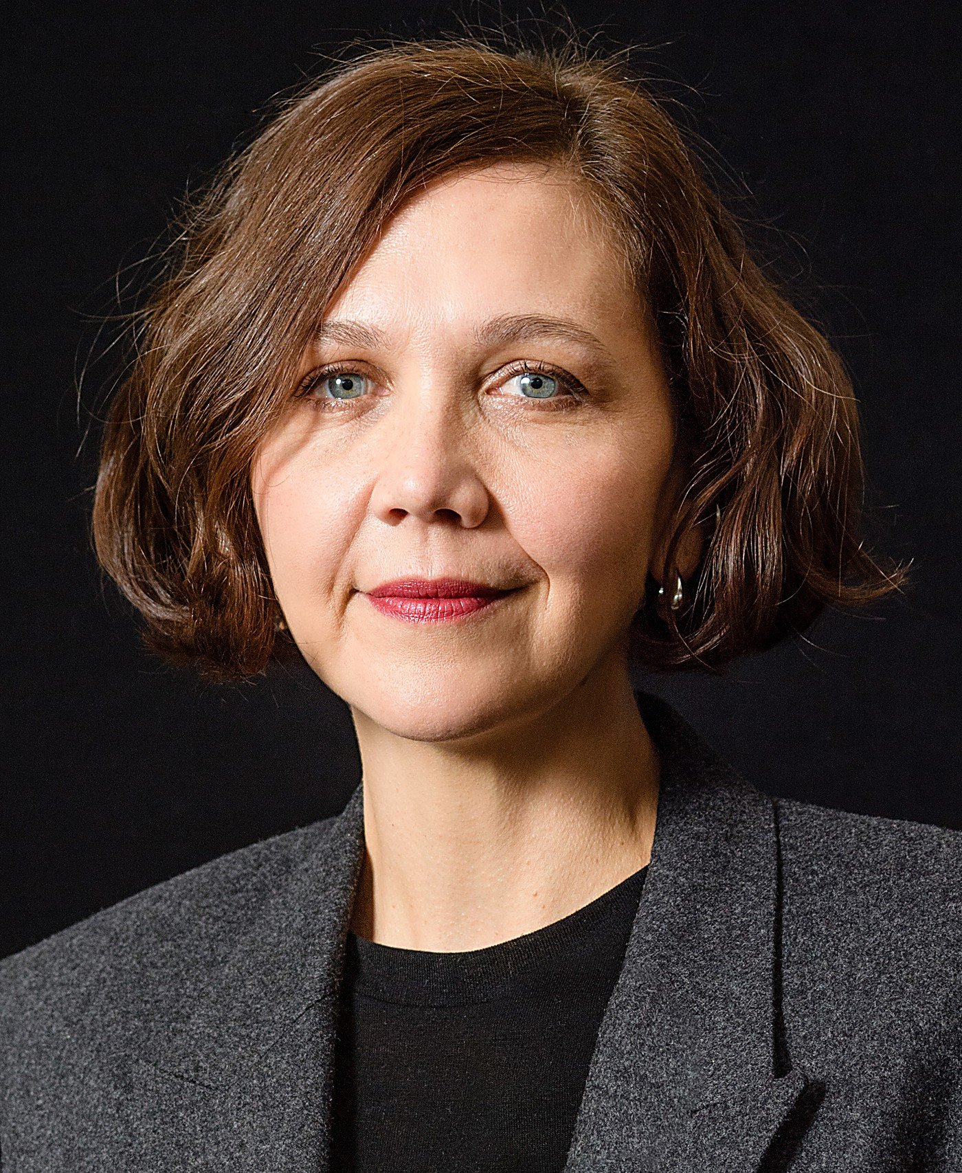 Maggie Gyllenhaal, portrait souriant en veste grise