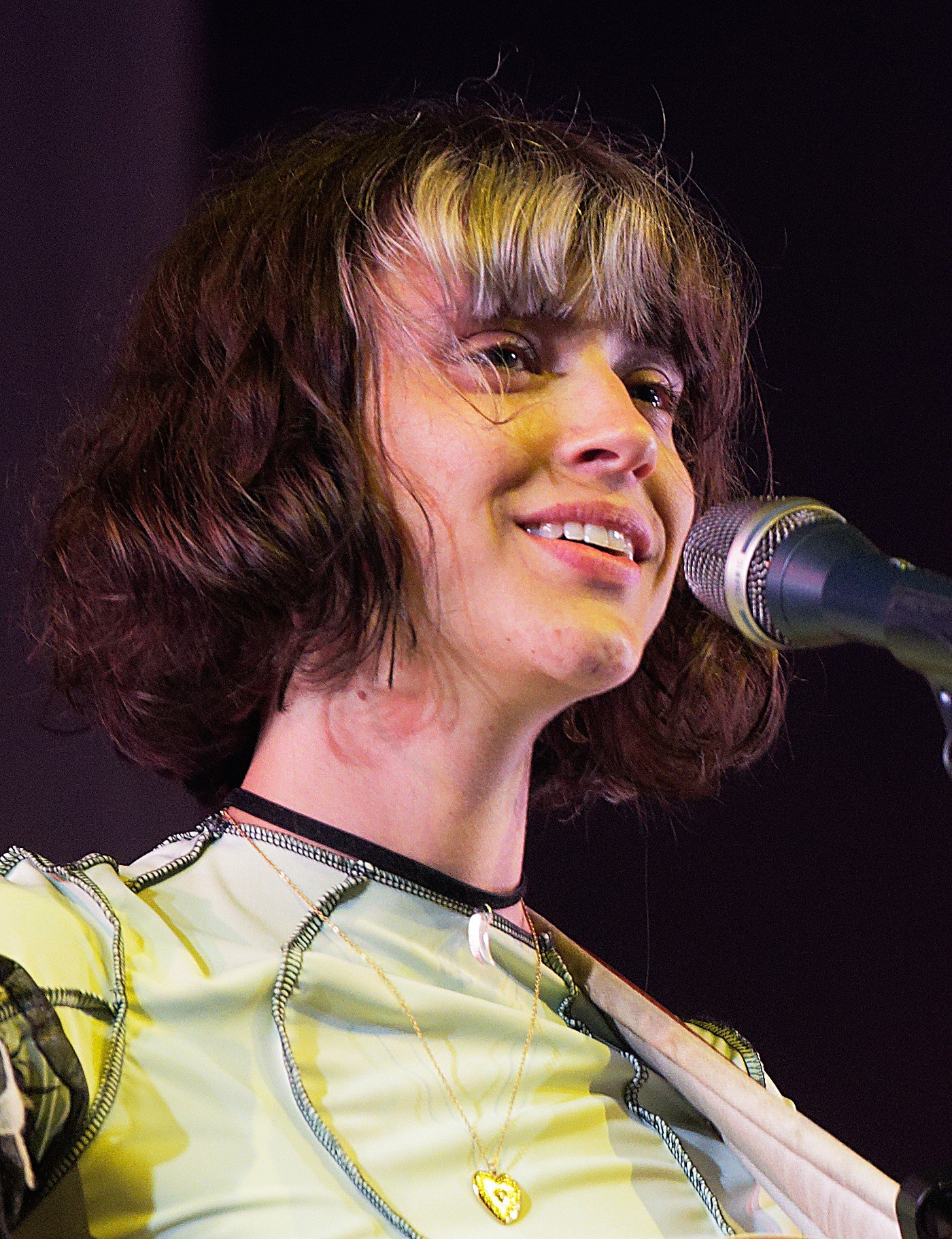 Pomme, souriante au micro lors d'un concert