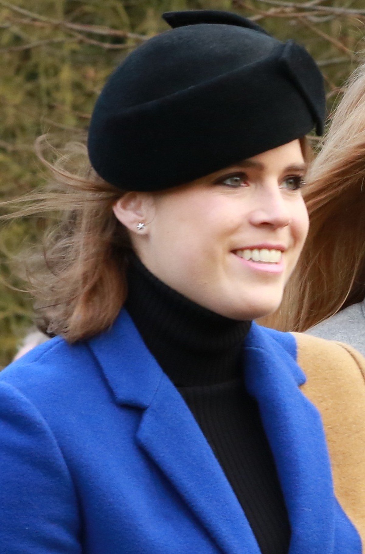 La princesse Eugenie, souriante, en manteau bleu