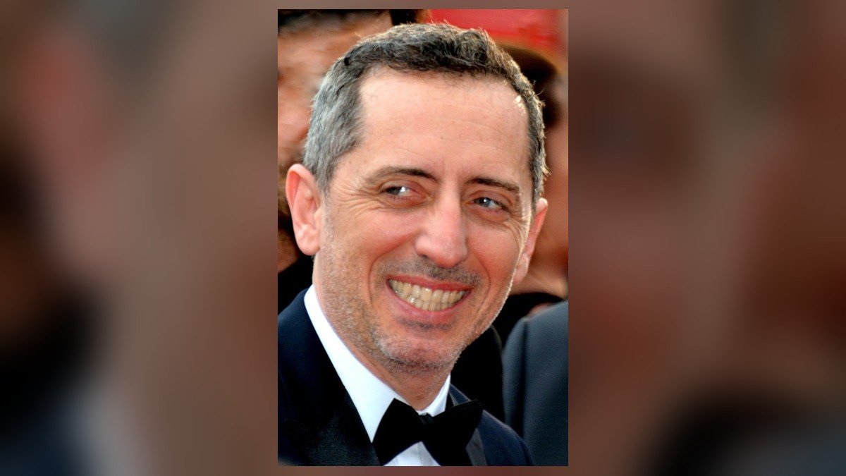 Gad Elmaleh de retour sur scène avec « Lui-même » : l’humoriste qui a fait de la réinvention et de la générosité un art de vivre
