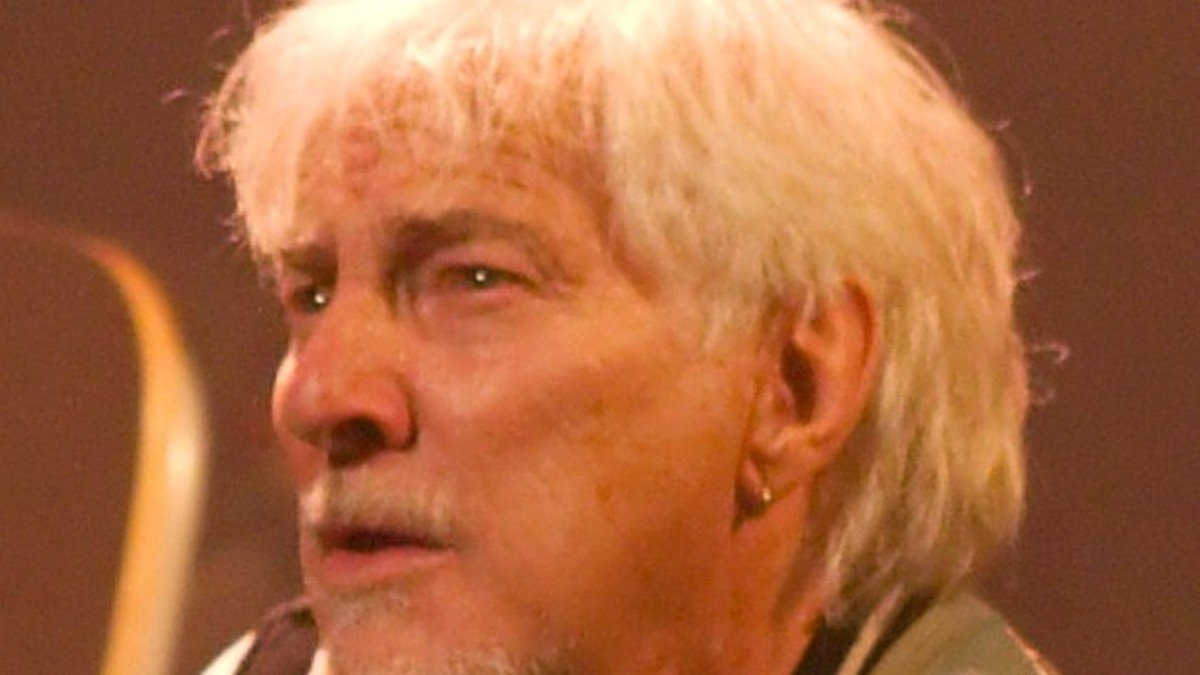 Hugues Aufray fête ses 97 ans : le troubadour de « Santiano » qui n’a jamais rangé sa guitare