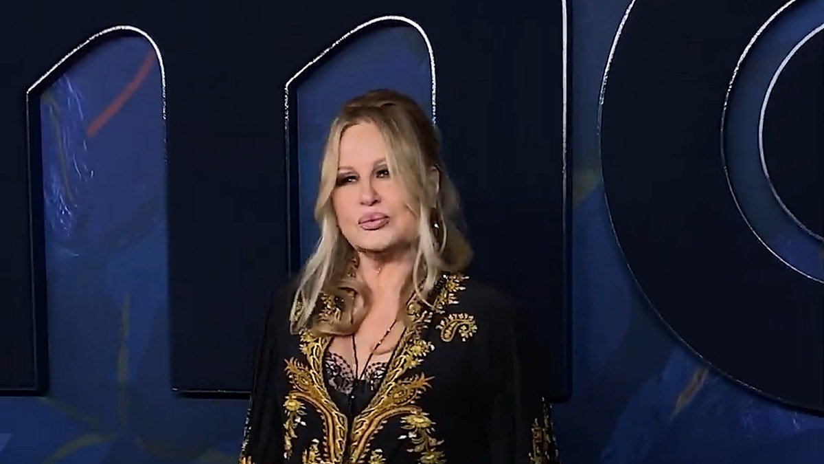 Jennifer Coolidge, à quelques jours de ses 65 ans : l&rsquo;actrice qui a fait de la patience et de la réinvention un art de vivre