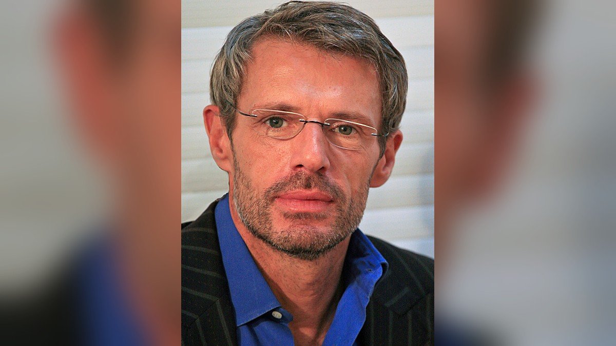 Lambert Wilson fête ses 68 ans : le comédien qui n&rsquo;a jamais choisi entre le cinéma et la chanson