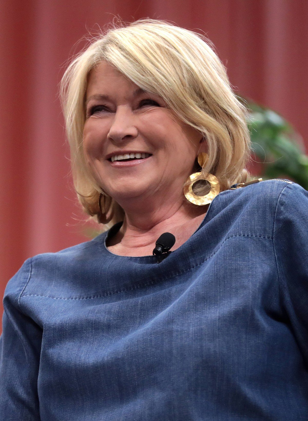 Portrait souriant de Martha Stewart, boucles d'oreilles dorées