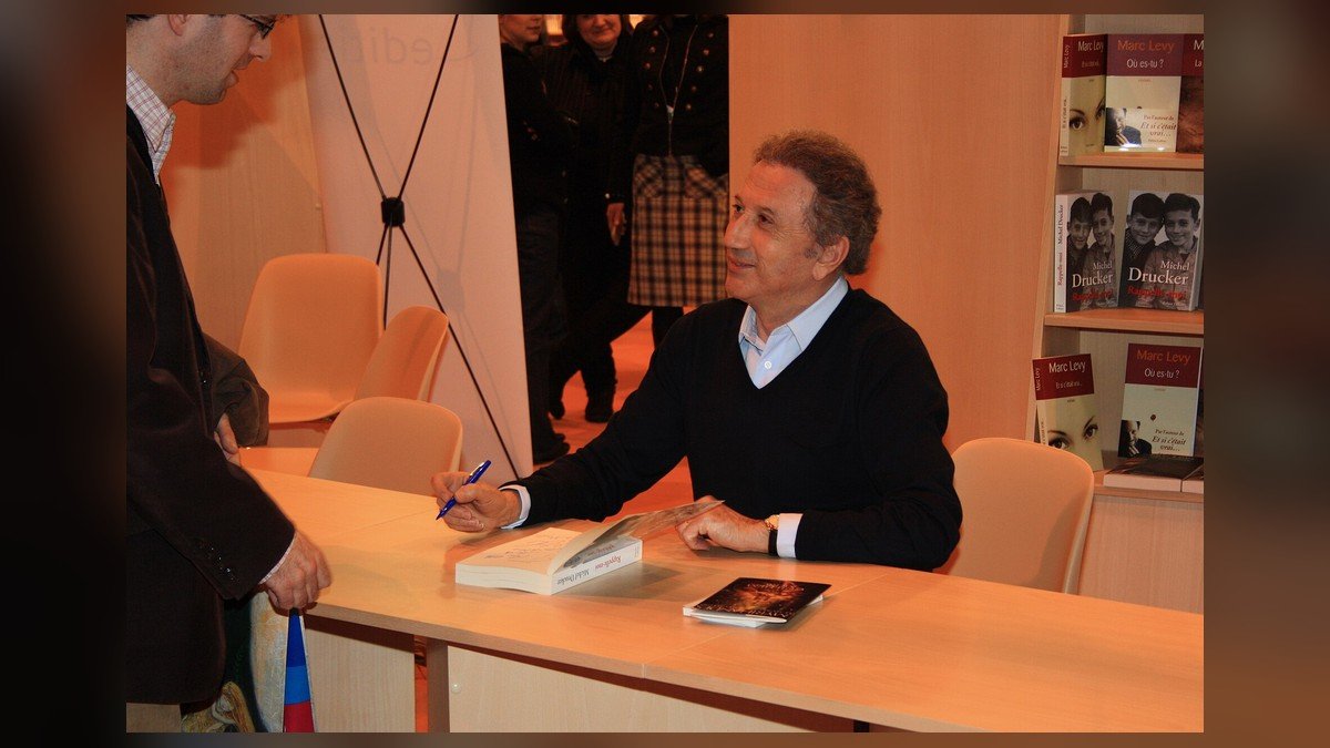 Michel Drucker reprend « Vivement dimanche » pour une nouvelle saison : l’animateur qui a fait de la fidélité et de la curiosité un art de vivre