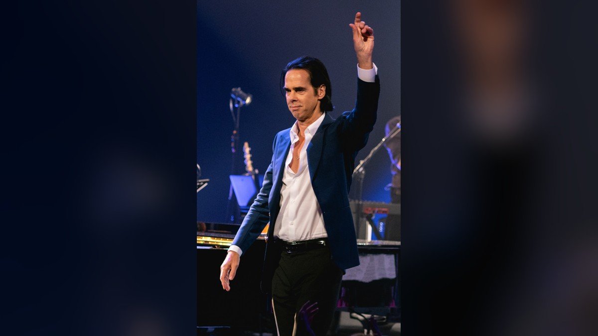 Nick Cave embrase Rock en Seine pour la clôture de sa tournée : le chanteur qui a fait de la ferveur et du partage un art de vivre