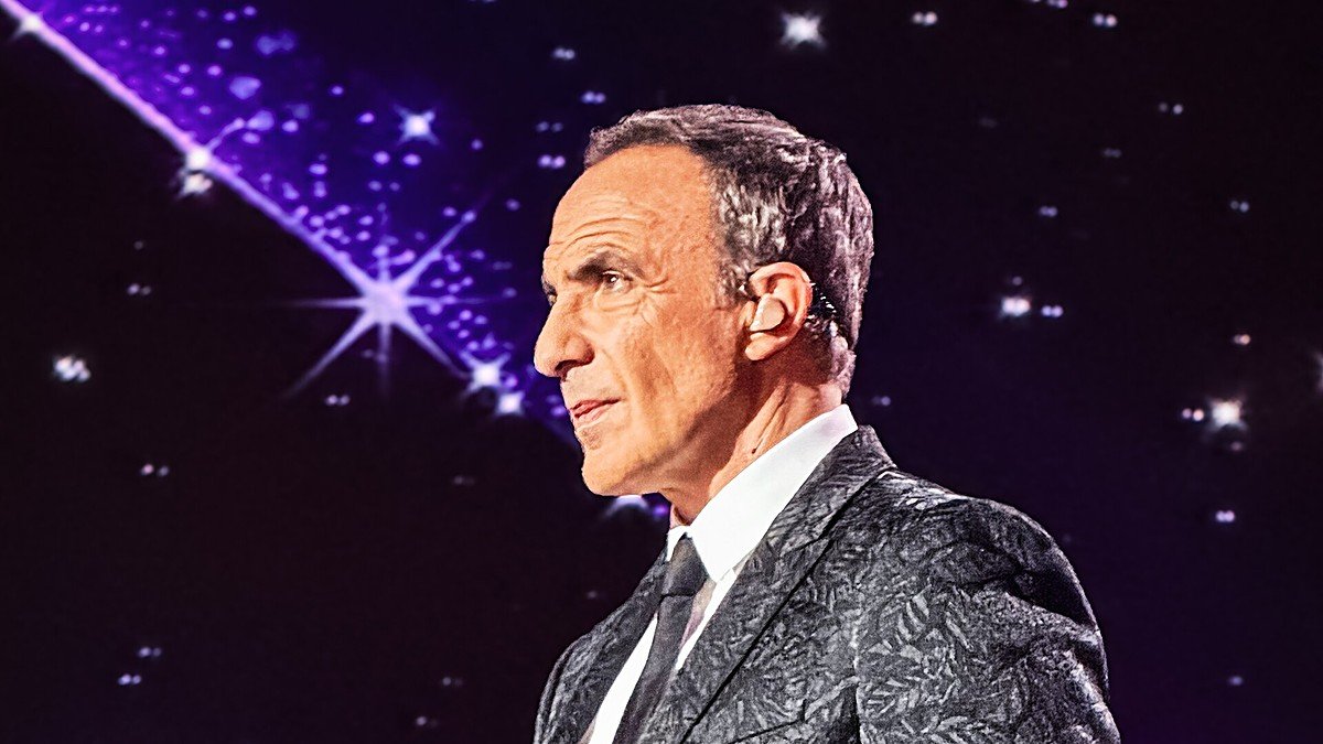 Nikos Aliagas et la rentrée de « The Voice Kids » : l’animateur qui a fait de la bienveillance et de la transmission un art de vivre