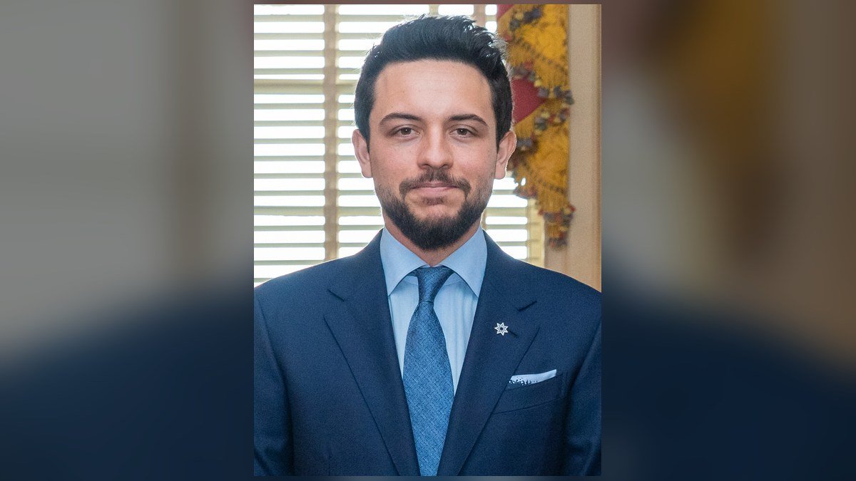 Le prince héritier Hussein de Jordanie reçoit les majors du Tawjihi : le futur roi qui a fait de la transmission et de l’attention à la jeunesse un art de vivre