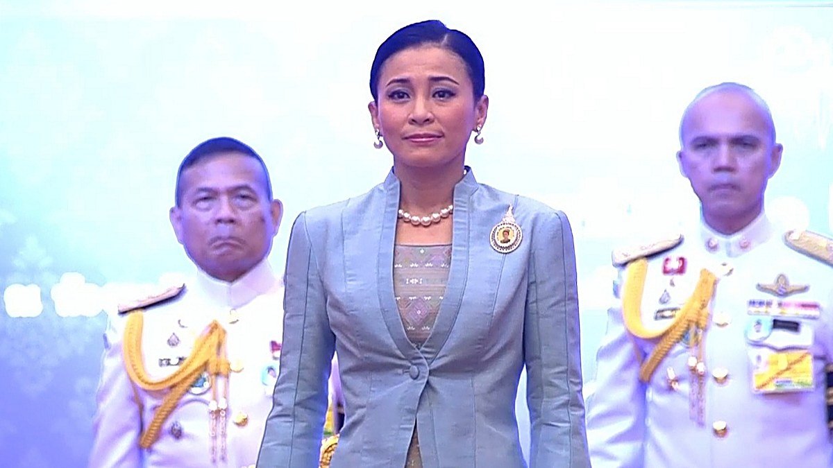 La reine Suthida de Thaïlande, de l&rsquo;hôtesse de l&rsquo;air à la couronne : une présence sereine aux côtés du roi