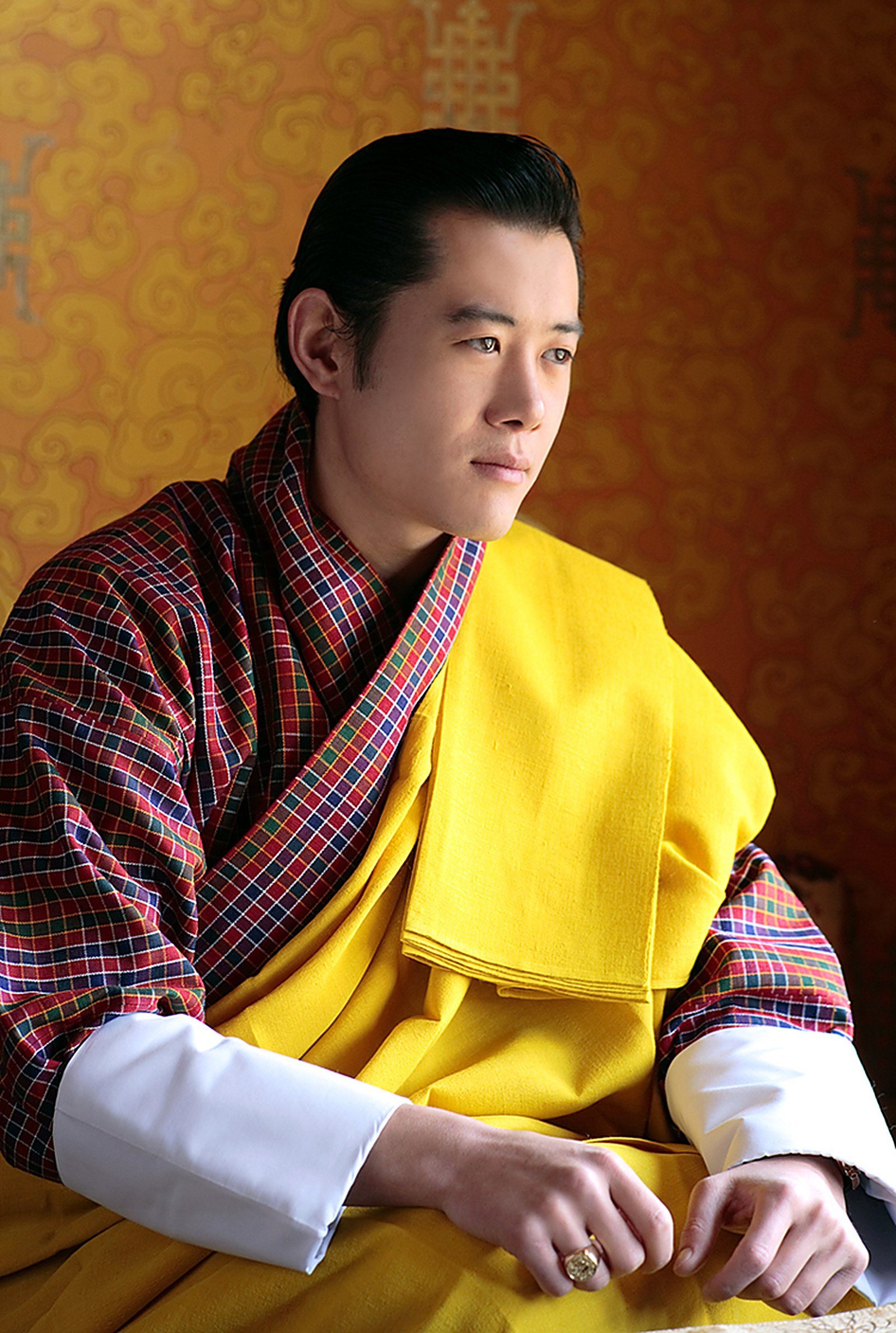 Le roi Jigme Khesar Namgyel Wangchuck du Bhoutan en tenue traditionnelle (gho et kabney jaune)