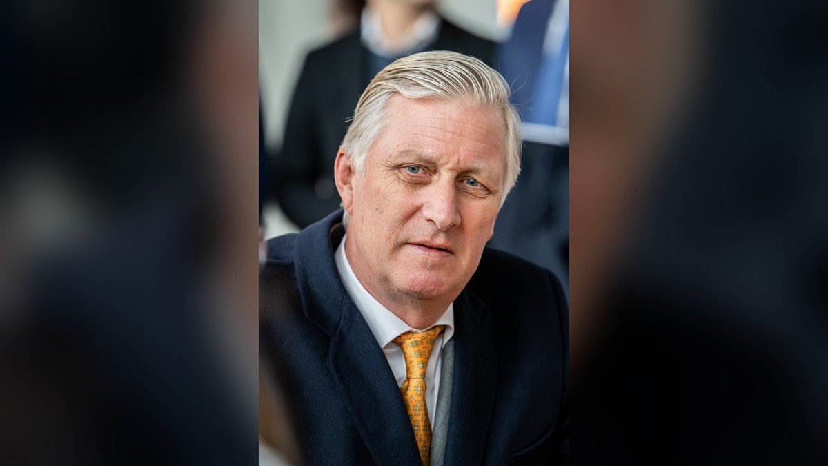 Le roi Philippe de Belgique remet le trophée de la Coupe du monde de hockey : le souverain qui a fait du soutien et du fair-play un art de vivre