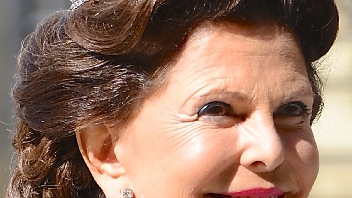 La reine Silvia de Suède rayonne au Festival de Salzbourg : l’art de savourer la beauté à 82 ans