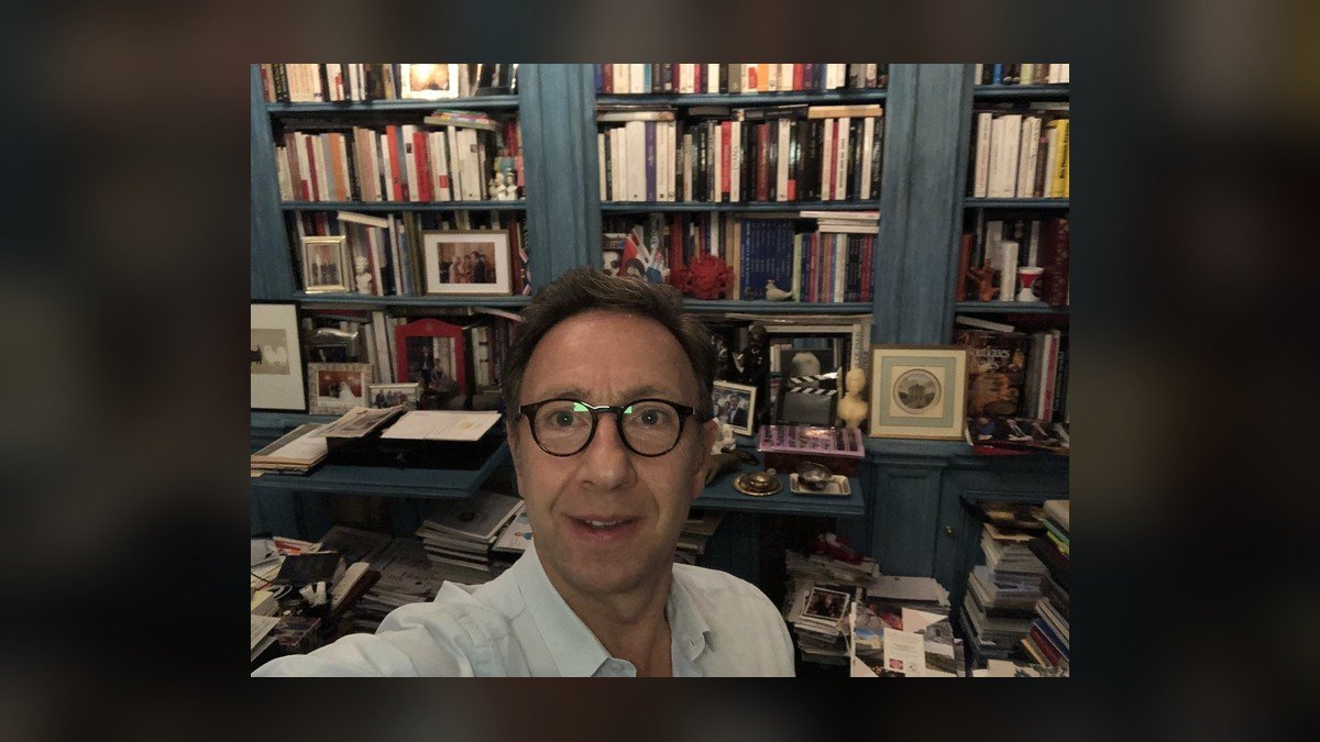 Stéphane Bern reprend « La Carte aux trésors » : l’animateur qui a fait de la curiosité et de la transmission un art de vivre